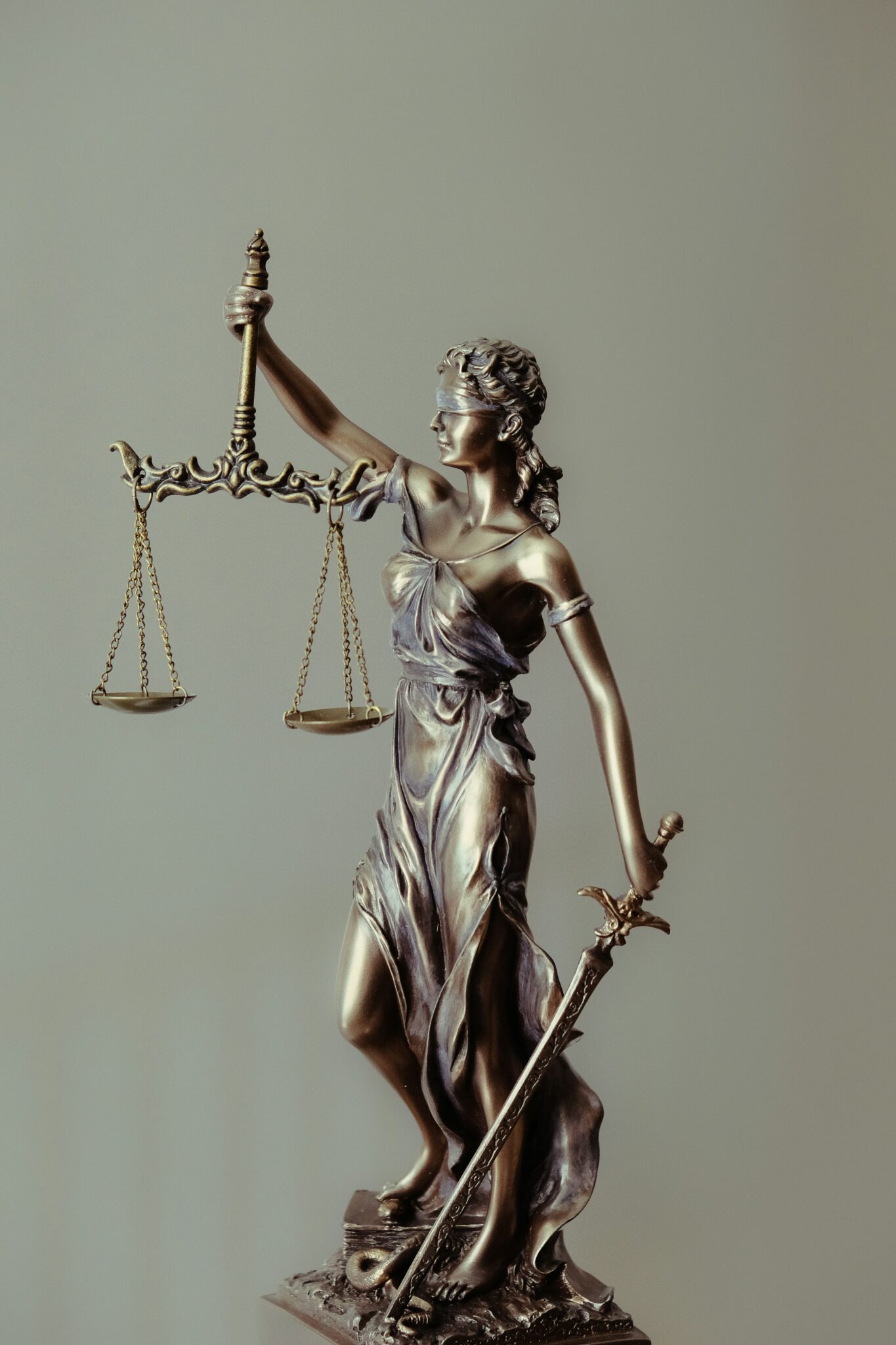 Estatua de la Dama de la Justicia con balanza y ojos vendados, utilizada como metáfora visual del juez interno y la autocrítica en psicología