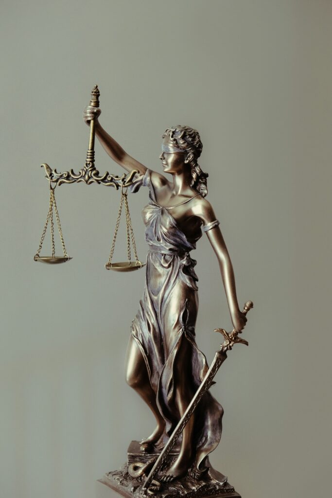 Estatua de la Dama de la Justicia con balanza y ojos vendados, utilizada como metáfora visual del juez interno y la autocrítica en psicología